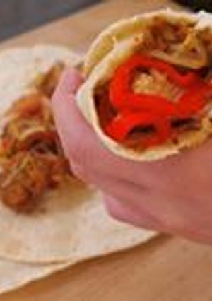 Una foto de Tortillas de trigo con este inigualable salteado de pollo y verduras