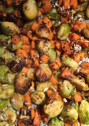 Une photo de Choux de Bruxelles et patates douces rôtis