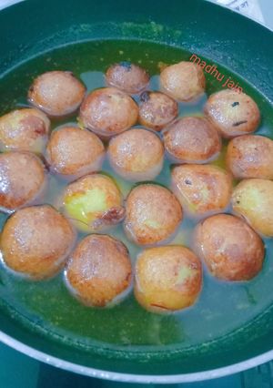सूजी/रवा के गुलाब जामुन (Suji/ rava ke gulabjamun recipe in Hindi) रेसिपी मुख्य फोटो