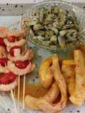 Chocos en salsa, brochetas de langostinos al whisky y coquinas al ajillo