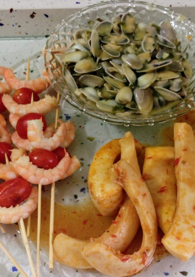 Una foto de Chocos en salsa, brochetas de langostinos al whisky y coquinas al ajillo