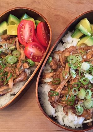 A picture of Shredded Chicken wings Lunch box.