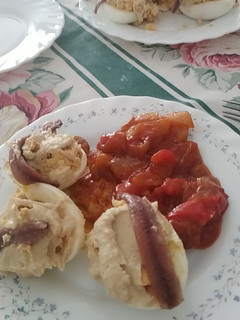 Una foto de Huevos rellenos con hummus