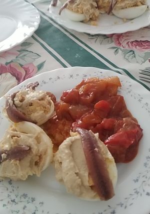 Una foto de Huevos rellenos con hummus