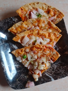 रोटी पिज़्ज़ा (Roti pizza recipe in Hindi) रेसिपी मुख्य फोटो