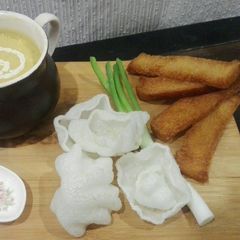 A picture of Fried garlic bread with malligatwni soup.