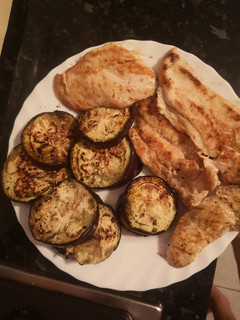 Una foto de Pechugas de pollo con berenjenas a la plancha