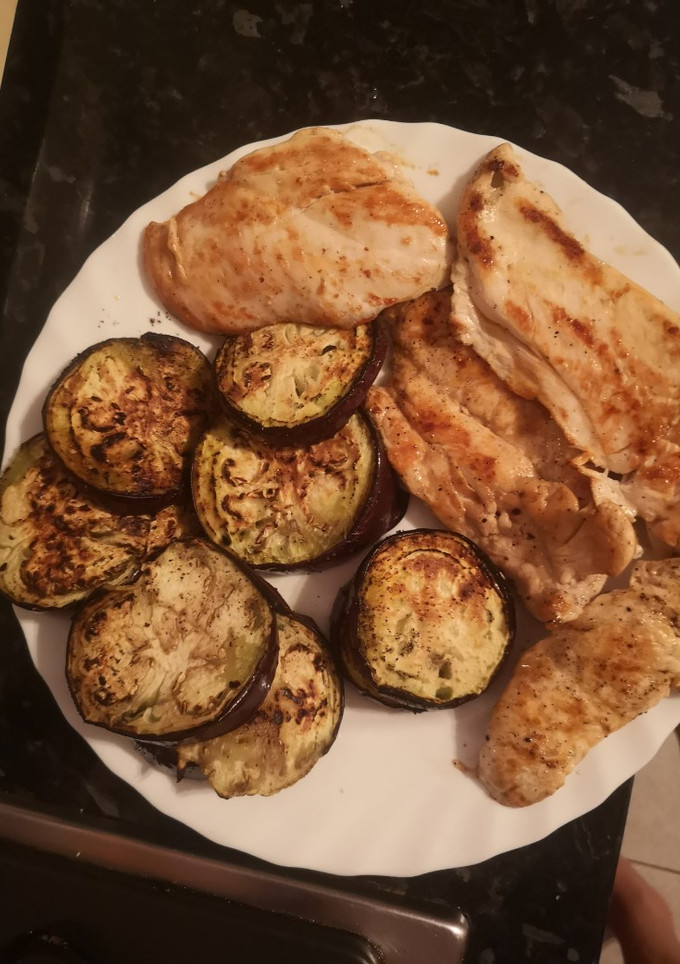 Una foto de Pechugas de pollo con berenjenas a la plancha