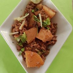 A picture of Aloo Qeema.