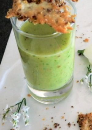 Une photo de Gaspacho glacé à la tomate verte et sa tuile aux petites graines