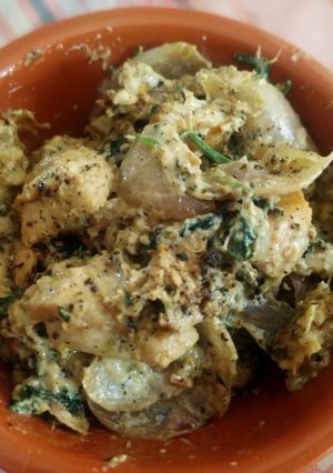 A picture of Creamy black pepper chicken.