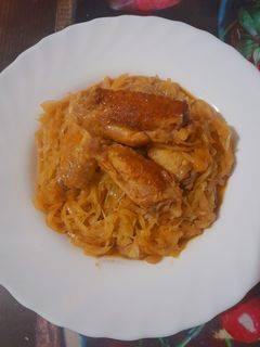 Фото Куриные крылья с капустой в томатно-соевом соусе.