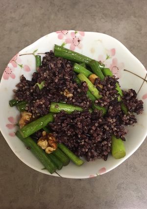 A picture of Black rice & quinoa salad.