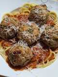 Klopsy z piekarnika z sosem pomidorowym i makaronem. Low fodmap