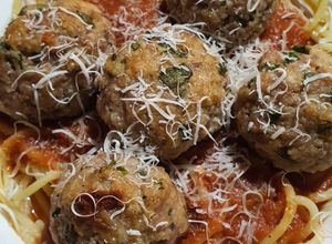 Zdjęcie przepisu Klopsy z piekarnika z sosem pomidorowym i makaronem. Low fodmap.