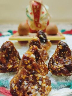 ખજૂર અંજીર મોદક (Khajoor Anjeer Modak Recipe In Gujarati) રેસીપી મુખ્ય ફોટો