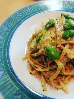 Foto di Linguine integrali con pesto di mandorle e fave