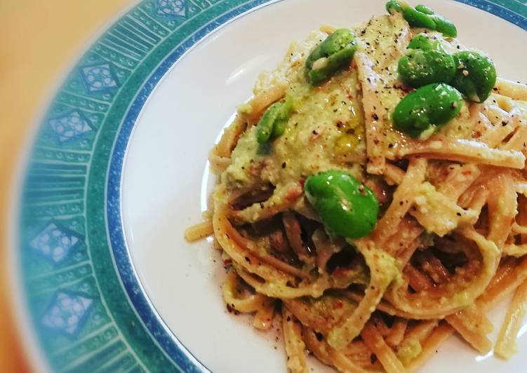 Linguine integrali con pesto di mandorle e fave