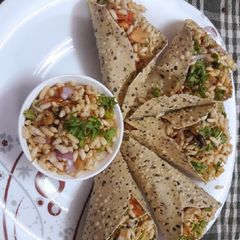 A picture of Papad cone jhaal muri.