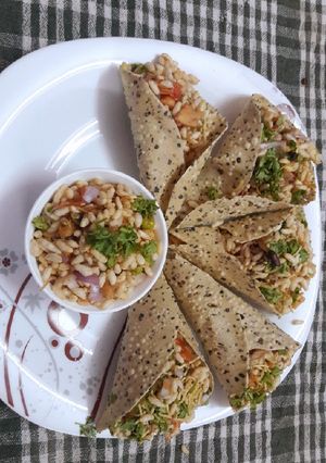 A picture of Papad cone jhaal muri.