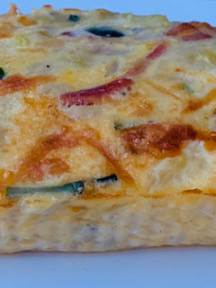 Una foto de Pastel de calabacín con queso y bacon