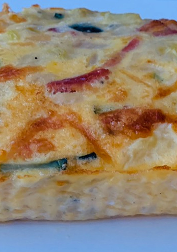 Una foto de Pastel de calabacín con queso y bacon
