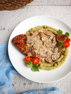 Foto resep Pan Seared Chicked, Mashed Green Peas and Mushroom Sauce