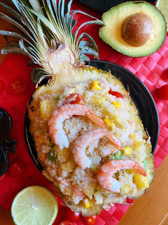 Una foto de Ensalada de quinoa piña y langostinos
