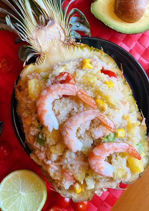Una foto de Ensalada de quinoa piña y langostinos