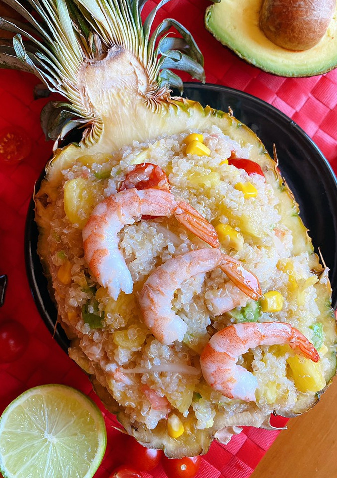 Una foto de Ensalada de quinoa piña y langostinos