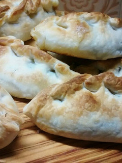Una foto de Empanadas de espinaca, salsa blanca y queso