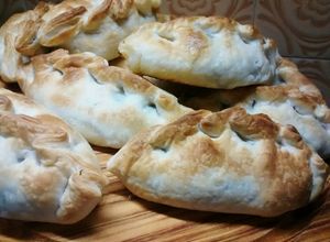 Una foto de Empanadas de espinaca, salsa blanca y queso