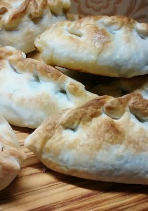 Una foto de Empanadas de espinaca, salsa blanca y queso