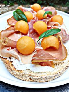 Une photo de Bruschetta melon jambon cru