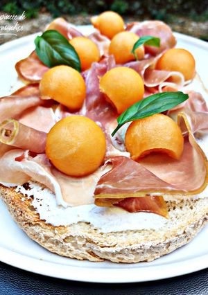 Une photo de Bruschetta melon jambon cru
