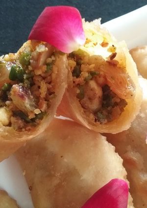 A picture of Hari matar, kaju, badam and kishmish ki gujiya.