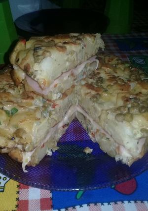 Una foto de Tortilla de papa rellena de jamón y queso