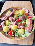 Salade de bœuf, pommes de terre et tomates cerise