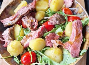 Une photo de Salade de bœuf, pommes de terre et tomates cerise