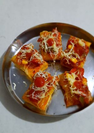 ખારી પીઝા (Khari pizza recipe in Gujarati) રેસીપી મુખ્ય ફોટો