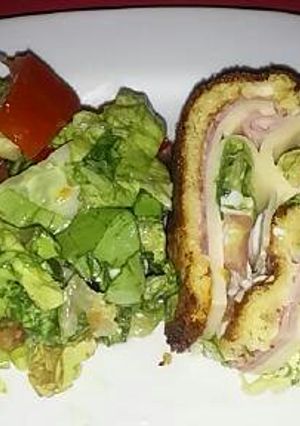 Una foto de Pionono casero de fiambre con ensalada