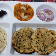 Kadhai paneer with garlic naan A picture of Kadhai paneer with garlic naan.