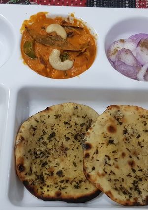 A picture of Kadhai paneer with garlic naan.