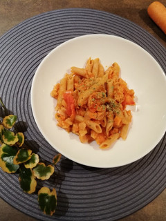 Una foto de Pasta integral con boloñesa de soja texturizada