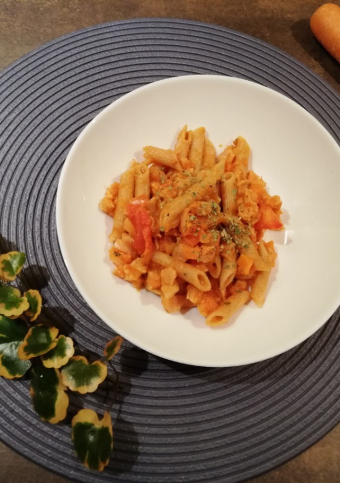 Una foto de Pasta integral con boloñesa de soja texturizada