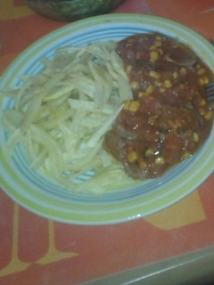 Una foto de Tomatican con papas fritas