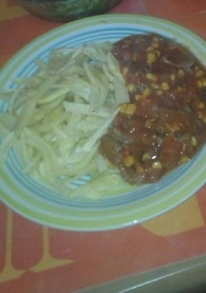 Una foto de Tomatican con papas fritas