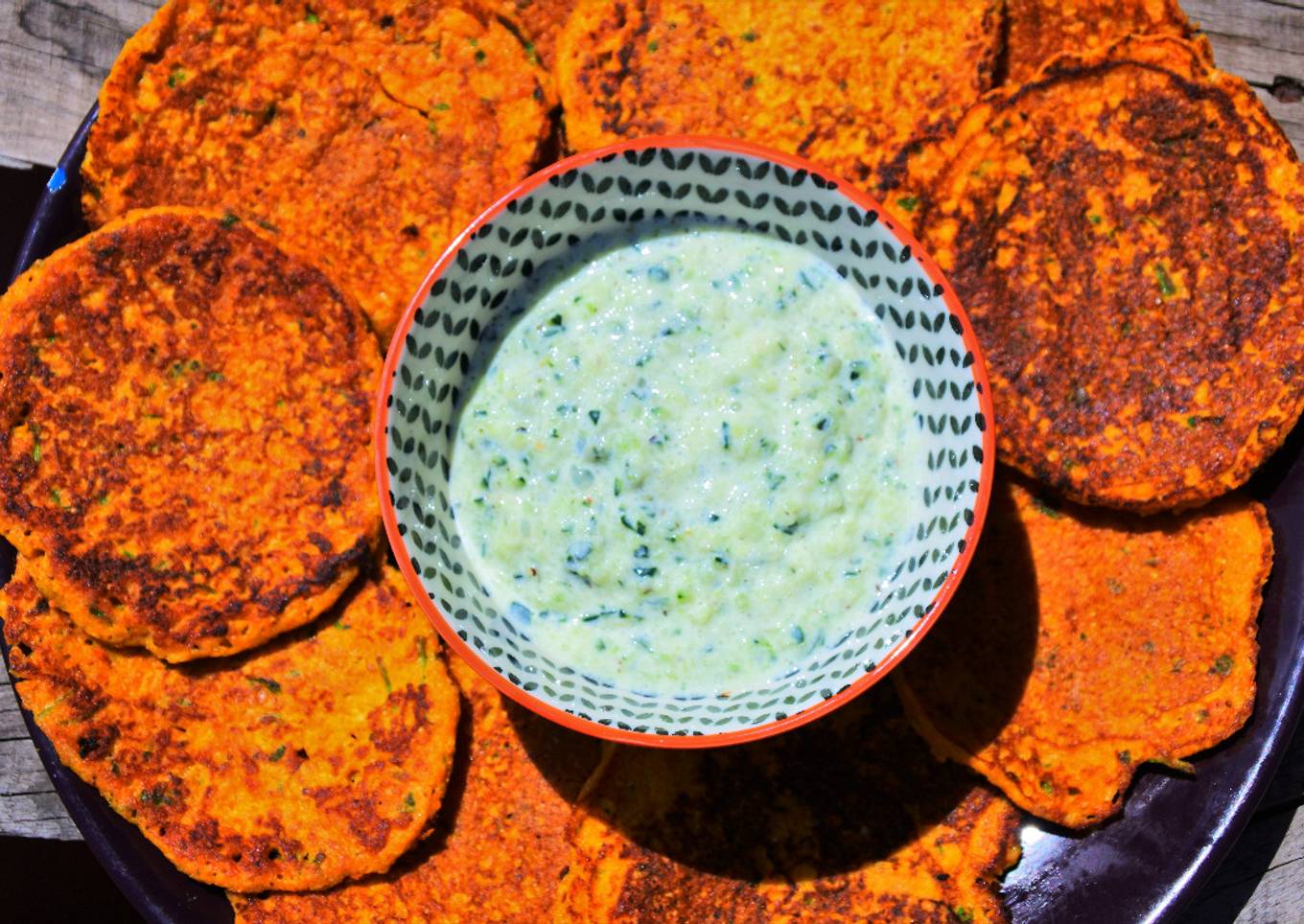 Tortitas de zanahoria con salsa tzatziki