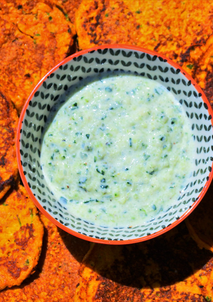 Una foto de Tortitas de zanahoria con salsa tzatziki