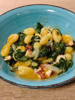 Una foto de Gnocchi con pulpo y acelgas